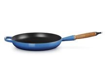 Le Creuset gietijzeren Signature koekenpan met houten handvat - 28 cm / 2.6 liter - azure