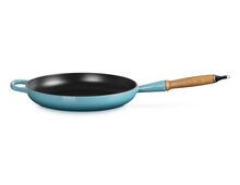 Le Creuset gietijzeren Signature koekenpan met houten handvat - 28 cm / 2.6 liter - caribbean blue