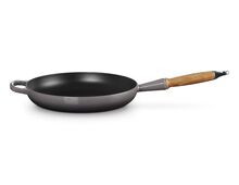 Le Creuset gietijzeren Signature koekenpan met houten handvat - 28 cm / 2.6 liter - flint