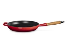 Le Creuset gietijzeren Signature koekenpan met houten handvat - 28 cm / 2.6 liter - kersenrood
