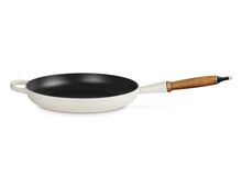 Le Creuset gietijzeren Signature koekenpan met houten handvat - 28 cm / 2.6 liter - meringue