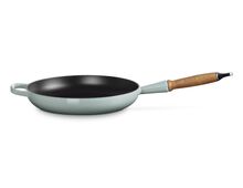 Le Creuset gietijzeren Signature koekenpan met houten handvat - 28 cm / 2.6 liter - sea salt