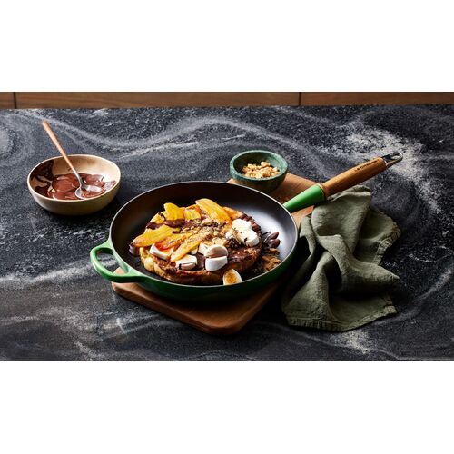 Le Creuset gietijzeren Signature koekenpan met houten handvat - 28 cm / 2.6 liter - bamboo