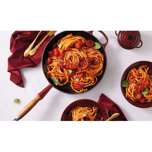 Le Creuset gietijzeren Signature koekenpan met houten handvat - 28 cm / 2.6 liter - garnet