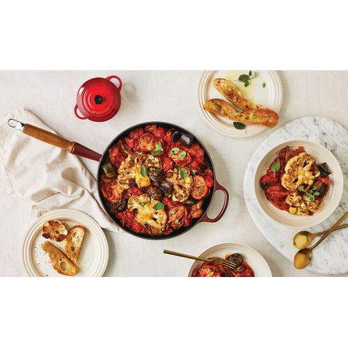 Le Creuset gietijzeren Signature koekenpan met houten handvat - 28 cm / 2.6 liter - garnet