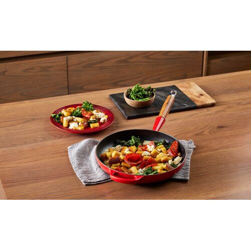 Le Creuset gietijzeren Signature koekenpan met houten handvat - 28 cm / 2.6 liter - kersenrood