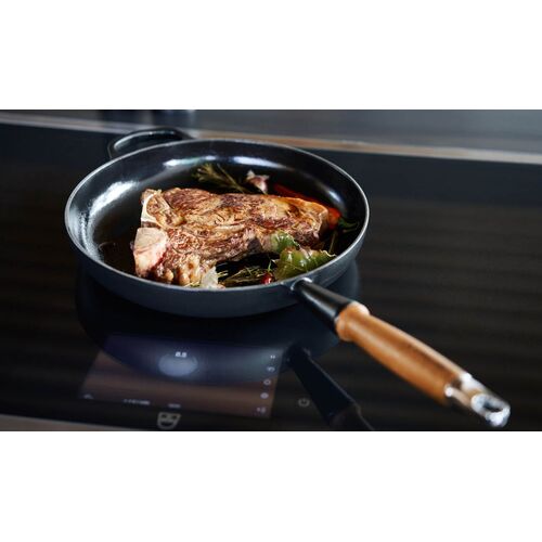 Le Creuset gietijzeren Signature koekenpan met houten handvat - 28 cm / 2.6 liter - mat zwart
