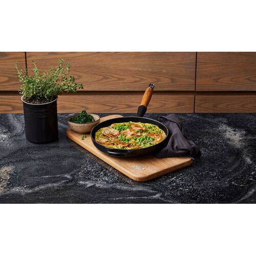 Le Creuset gietijzeren Signature koekenpan met houten handvat - 28 cm / 2.6 liter - mat zwart