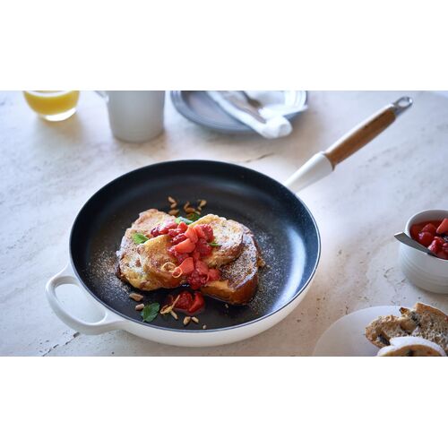 Le Creuset gietijzeren Signature koekenpan met houten handvat - 28 cm / 2.6 liter - meringue